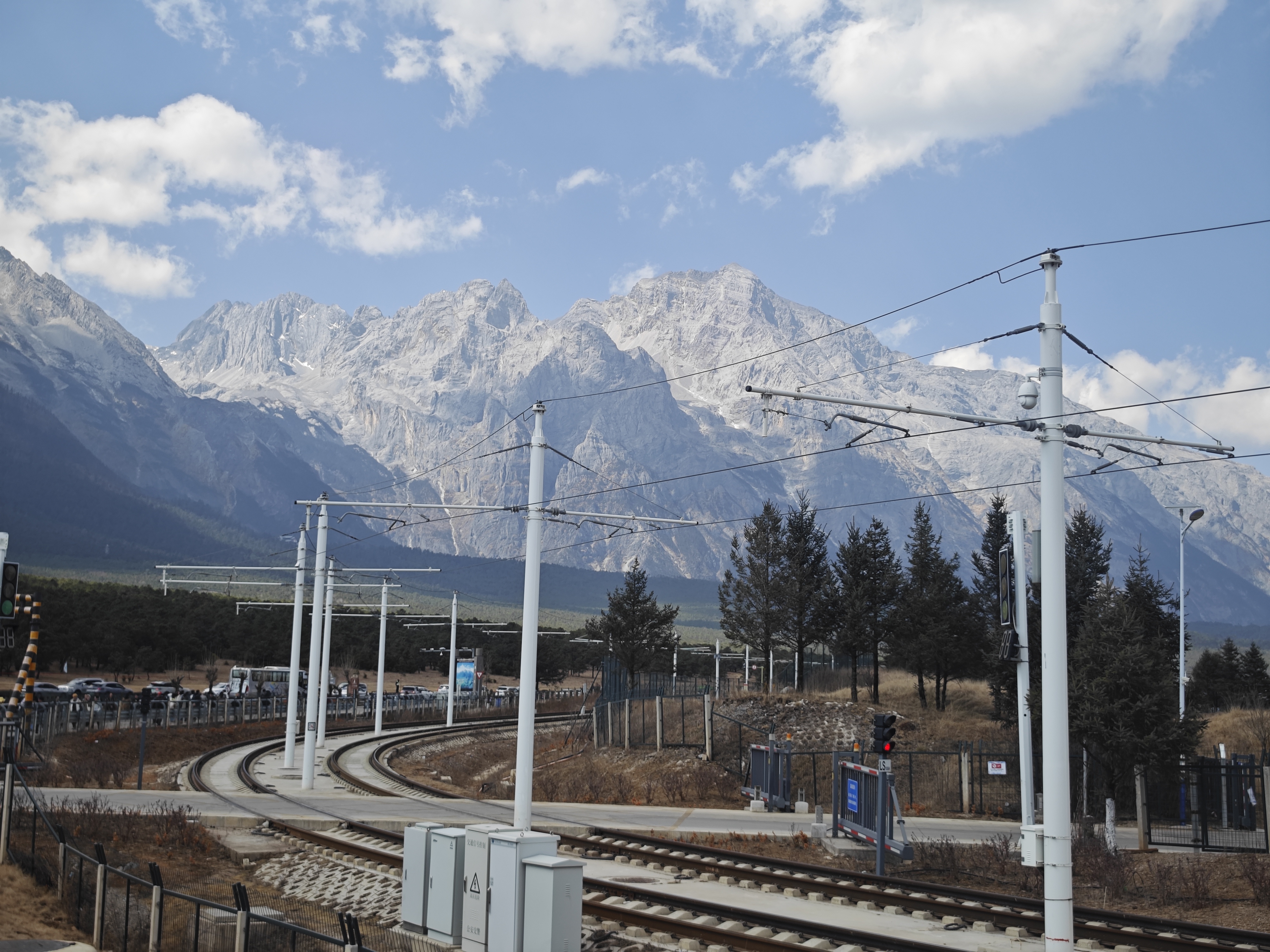 玉龙雪山山体与高山道路