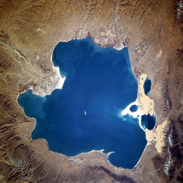 从高空俯瞰青海湖与周边山地